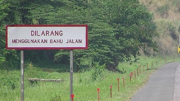 Rambu dilarang menggunakan bahu jalan